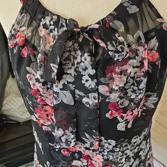White House Black Market Floral Tie Neck Halter Top Blouse Lined Chiffon Size 2P - Picture 3 of 6